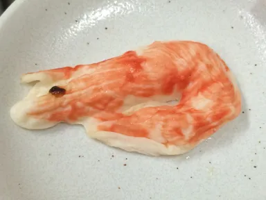 海老をすり身にして形成した手作りえびかまぼこ