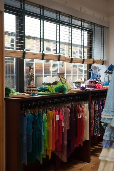 明るい光が差し込む店内