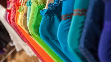 カラフルなブラウス