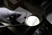 鋳物の製造工程2(約300℃まで熱した錫を鋳型に手作業で流し込む)