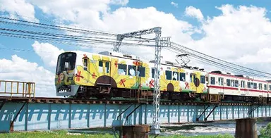 ラッピング車両「HAPPY TRAIN★」（5000系4両1編成）