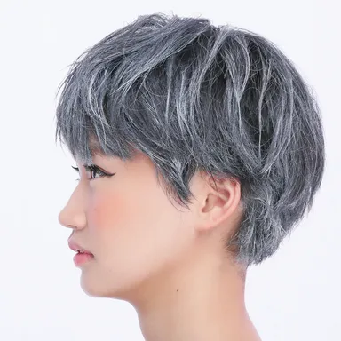 彼女も銀髪に！