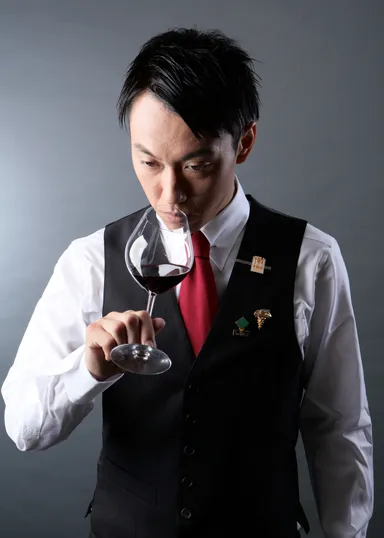 代表・山本 将守(ソムリエイメージ)