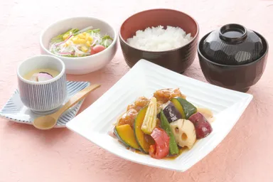 彩り野菜と若鶏の黒酢あんかけ定食