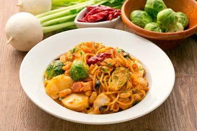 冬野菜とタラ、白インゲン豆のトマトソーススパゲティ