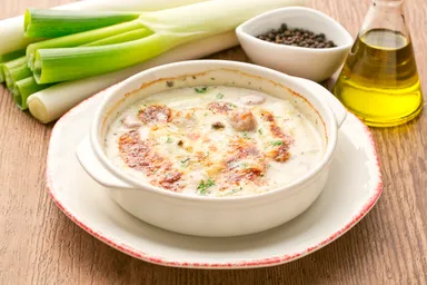 ピエモンテ風 冬ネギのオーブン焼き、サルシッチャとゴルゴンゾーラクリーム