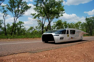 展示されるソーラーカー3号機［OWL］