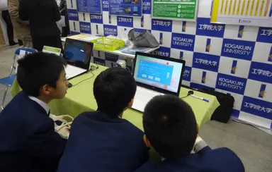 昨年の本学ブースの様子：LCA環境クイズに挑戦中の来場者