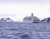 南極海域を航行する初代「飛鳥」(2004年)
