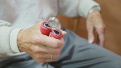手を使ったリハビリ　握力グリップを握る