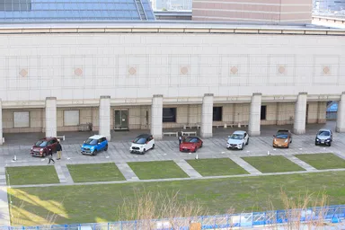 横浜美術館前にノミネート車両が勢揃い