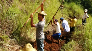 共に汗を流し絆を深めた村人たちの生活は今…