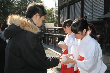 お神酒とお守りの授与