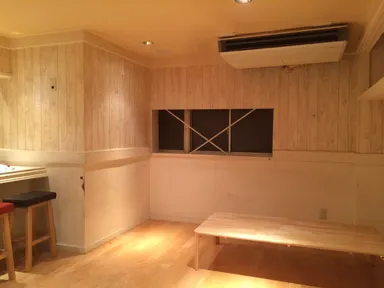 店舗内観・準備中(カフェのような柔らかい雰囲気)