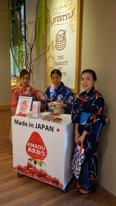 オープン前　浴衣でイチゴをPR