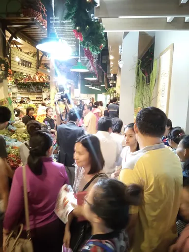 顧客がごったがえす