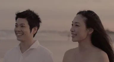 ゴールドコーストの海岸にいる二人