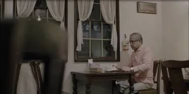 一人ケーキを食べる父親