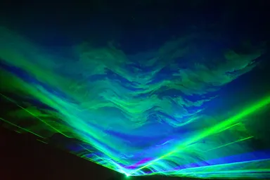 夜空に浮かび上がるオーロラ