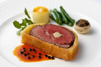 牛フィレ肉のフォワ・グラ詰めパイ包み焼き