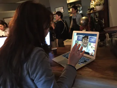 来店者と自治体でSkype中