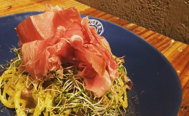 女性に好評の生ハム乗せ放題パスタ