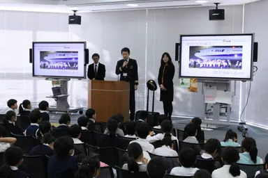 授業に集中する生徒たち