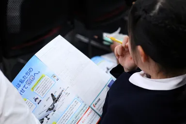 熱心にメモをとる生徒