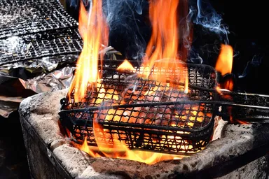 焼かず肉　炭火焼加工風景