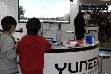 フライトシミュレーターで操縦の練習