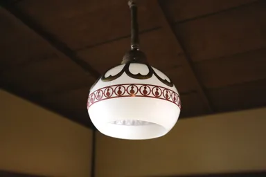 『正庵』内観(アンティーク照明)