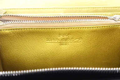 さとり 最優秀一席 ラウンドファスナー(刻印部分)