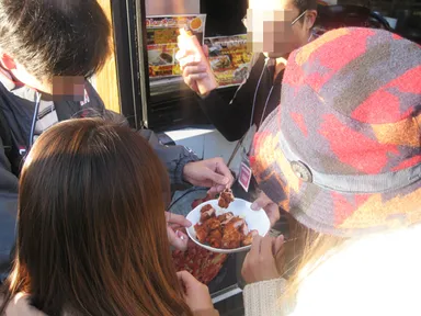 名店にて試食を楽しむ参加者