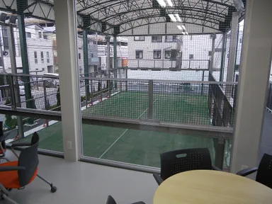 雨天でも屋根付きコートでイベント開催OK