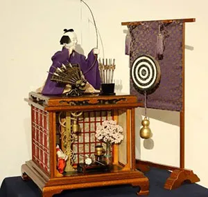 弓曳童子（江戸からくり）・・矢台から矢を取って弓につがえ、的に向かって矢を放ちます。