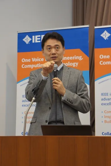 講演する西教授