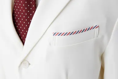 裏地のストライプが見える胸ポケット