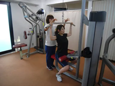 ウエイトマシンを使った運動風景