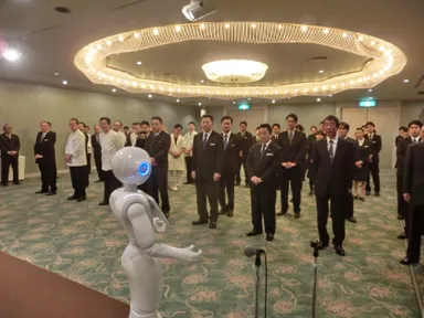 入社式でコンシェルジュとしての仕事を披露するPepper