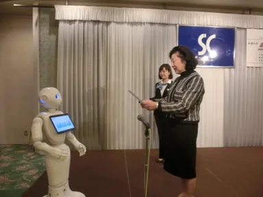 辞令を交付されるPepper