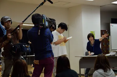 発声・滑舌・アクセントの授業を取材している様子