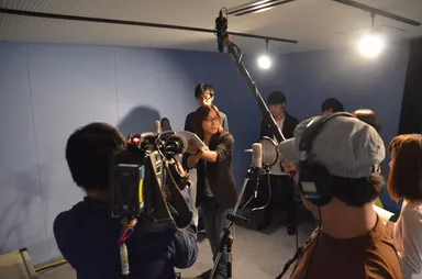 アフレコスタジオ内での授業を取材している様子