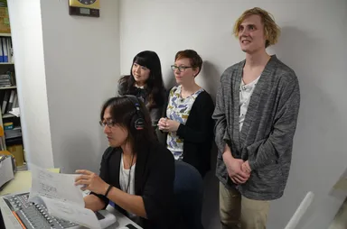 アフレコ収録の本番を取材している様子