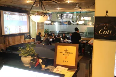 カフェ＆バー「COLT」 1