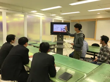 12月に実施した中間プレゼンテーションの様子_2