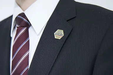 「おもてなし英会話」修了の証として贈呈されるピンバッチ