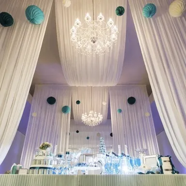 普通の宴会場がわずか30分でおしゃれ空間に(写真：アンジェリカ株式会社)