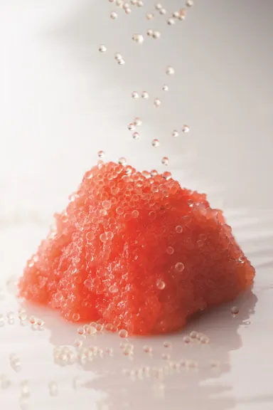 透明の粒が柚子フレーバーの入った小さなカプセルです