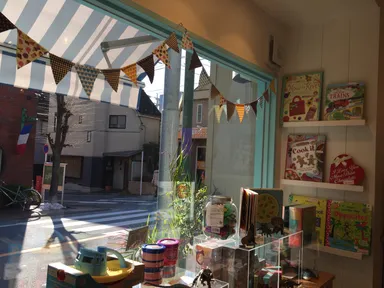 バレンタインの飾りつけがされた店内