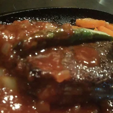 『エゾ鹿のステーキと特製タレに漬け込んだ骨付き肉の炙り』